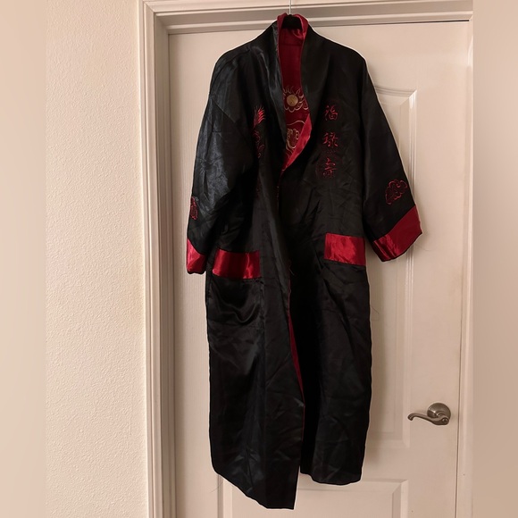 Yuexuan faux silk black and red reversible Asian inspired robe size large - Picture 1 of 12
